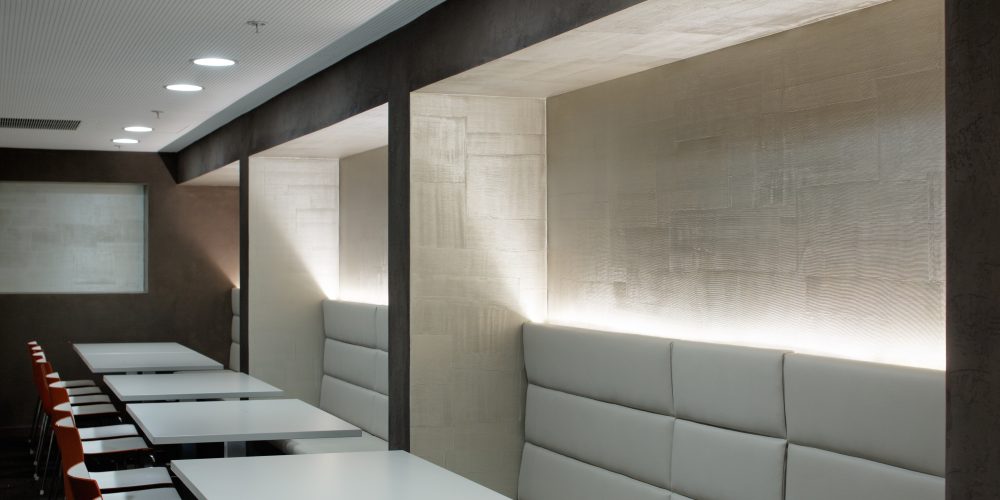 restaurant avec banquettes dans des niches dorées