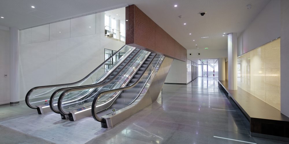 espace de distribution avec escalators