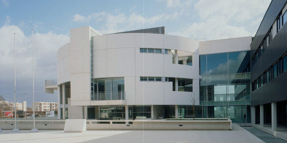 Parvis de la DDSP 93 à Bobigny